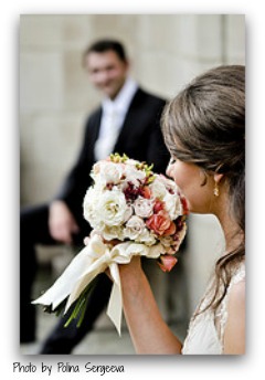 bride-smelling-bouquet