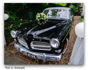 wedding-car-with-flowers-and-balloons