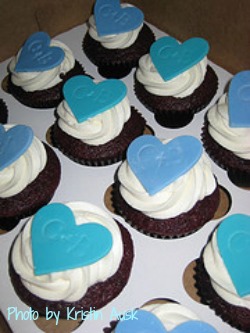 wedding-cupcakes-with-blue-hearts
